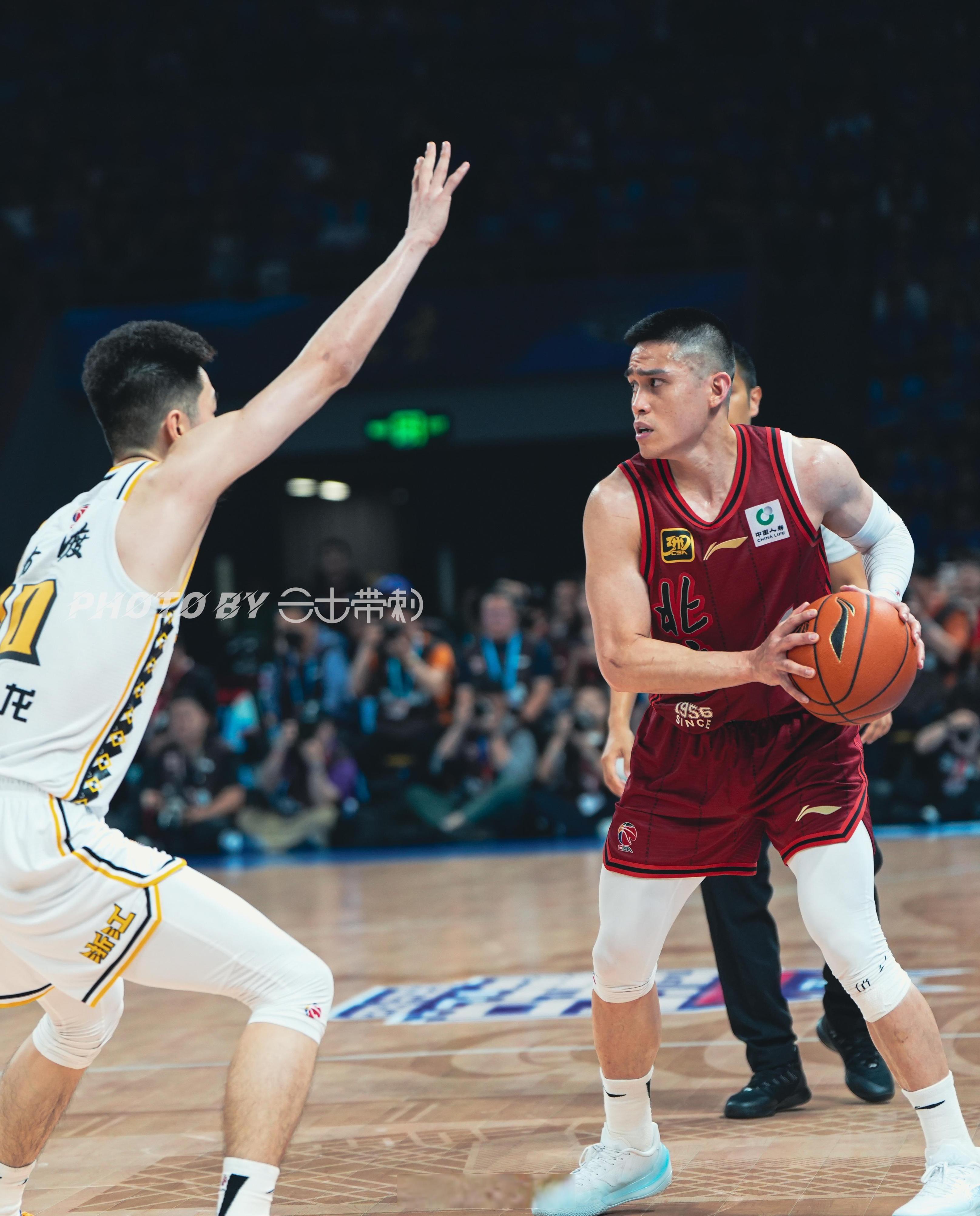 爱游戏APP-包含赛地聚焦:NBA常规赛转会期热度飙升;广厦男篮篮板制胜;球迷炸锅;数据趋势出现新变化的词条